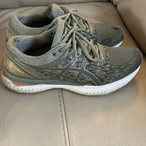 Well loved Army green ASICS gel nimbus 22 super comfortable and cute